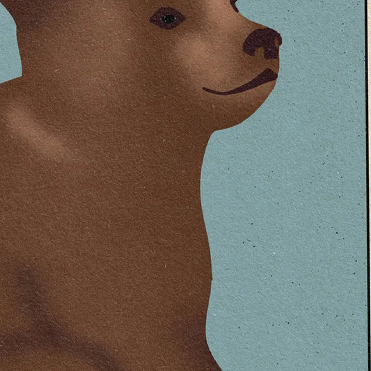Zoomed-in detail of the bear illustration from 'El Oso' by Cha, highlighting the halftone texture and vintage rendering of the Lotería Sitgetana collection