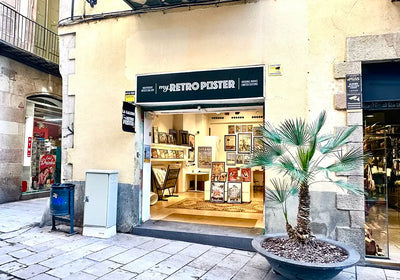 Entrance of MyRetroPoster Barcelona gallery on Carrer del Call with window display of limited edition travel posters.