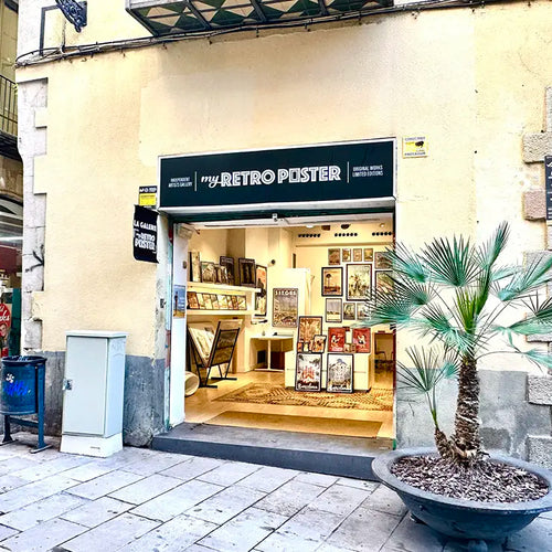 Entrance of MyRetroPoster Barcelona gallery on Carrer del Call with window display of limited edition travel posters.