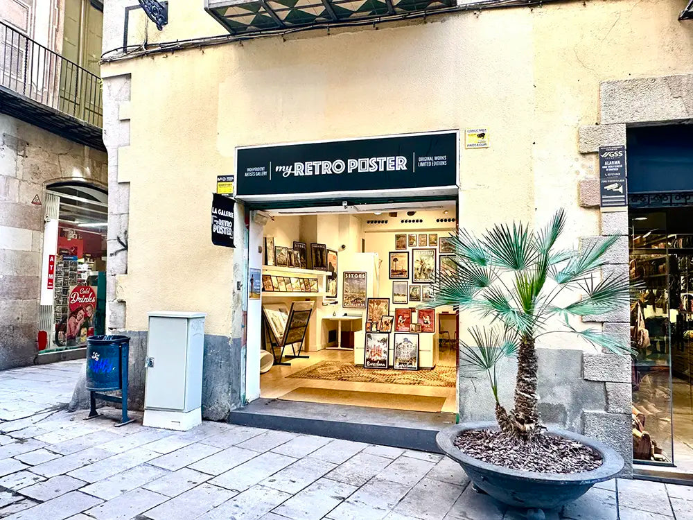 Entrance of MyRetroPoster Barcelona gallery on Carrer del Call with window display of limited edition travel posters.