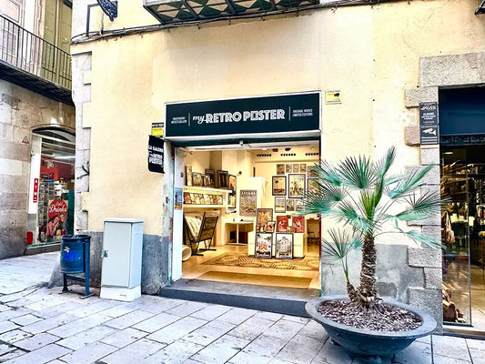 Entrance of MyRetroPoster Barcelona gallery on Carrer del Call with window display of limited edition travel posters.