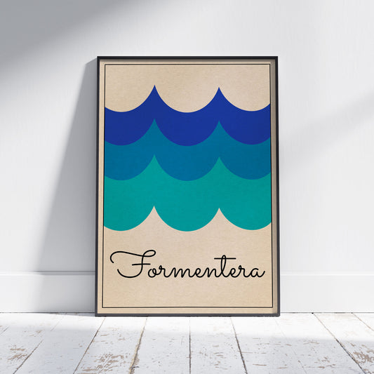 Formentera Waves Poster par Cha™ - Impression d’art côtier ultra-minimaliste dans des tons sereins de bleu