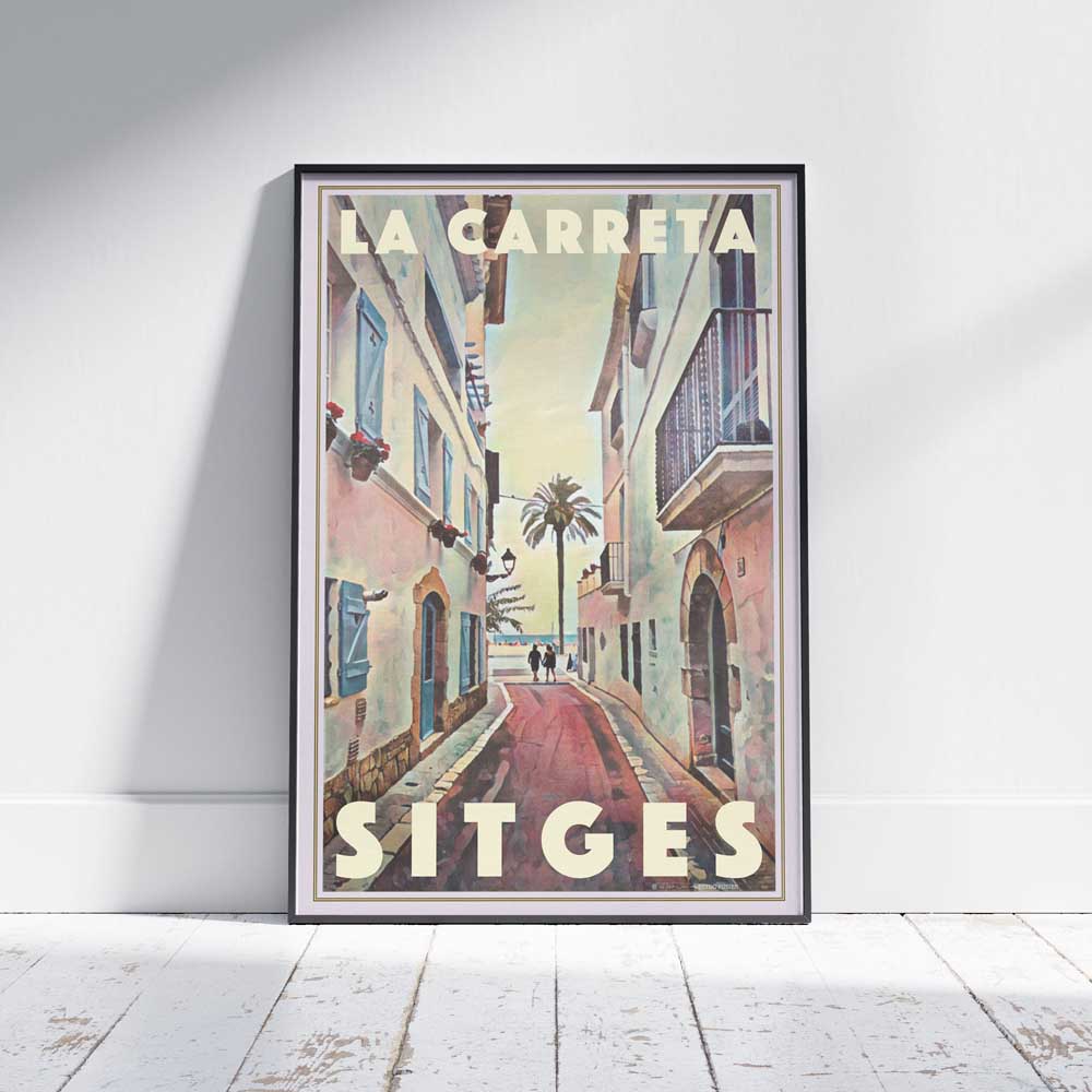 Affiche Sitges - Carreta B par Alecse™ dans un présentoir encadré sur un parquet en bois blanc.
