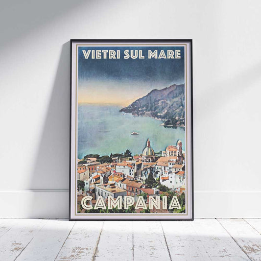 Affiche Vietri sul Mare - Italie par Alecse™ élégamment encadrée sur un parquet en bois blanc.
