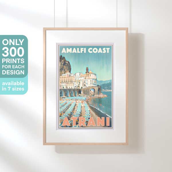 Affiche de voyage Amalfi en édition limitée d'Atrani par Alecse | Conception originale par Alecse™ | Série d'affiches de voyage vintage Italie