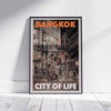 Affiche Bangkok « City of Life » par Alecse, mettant en valeur le vibrant Soi 19 et l'énergie urbaine de la Thaïlande en édition limitée