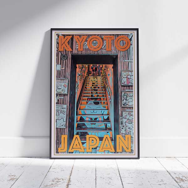 Affiche Kyoto Lucky Cat par Alecse dans un cadre sur un parquet en bois blanc, capturant l'essence du décor culturel du Japon